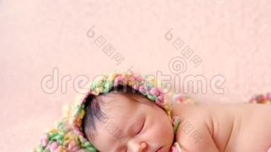 一个穿着针织帽子的可爱的熟睡宝宝